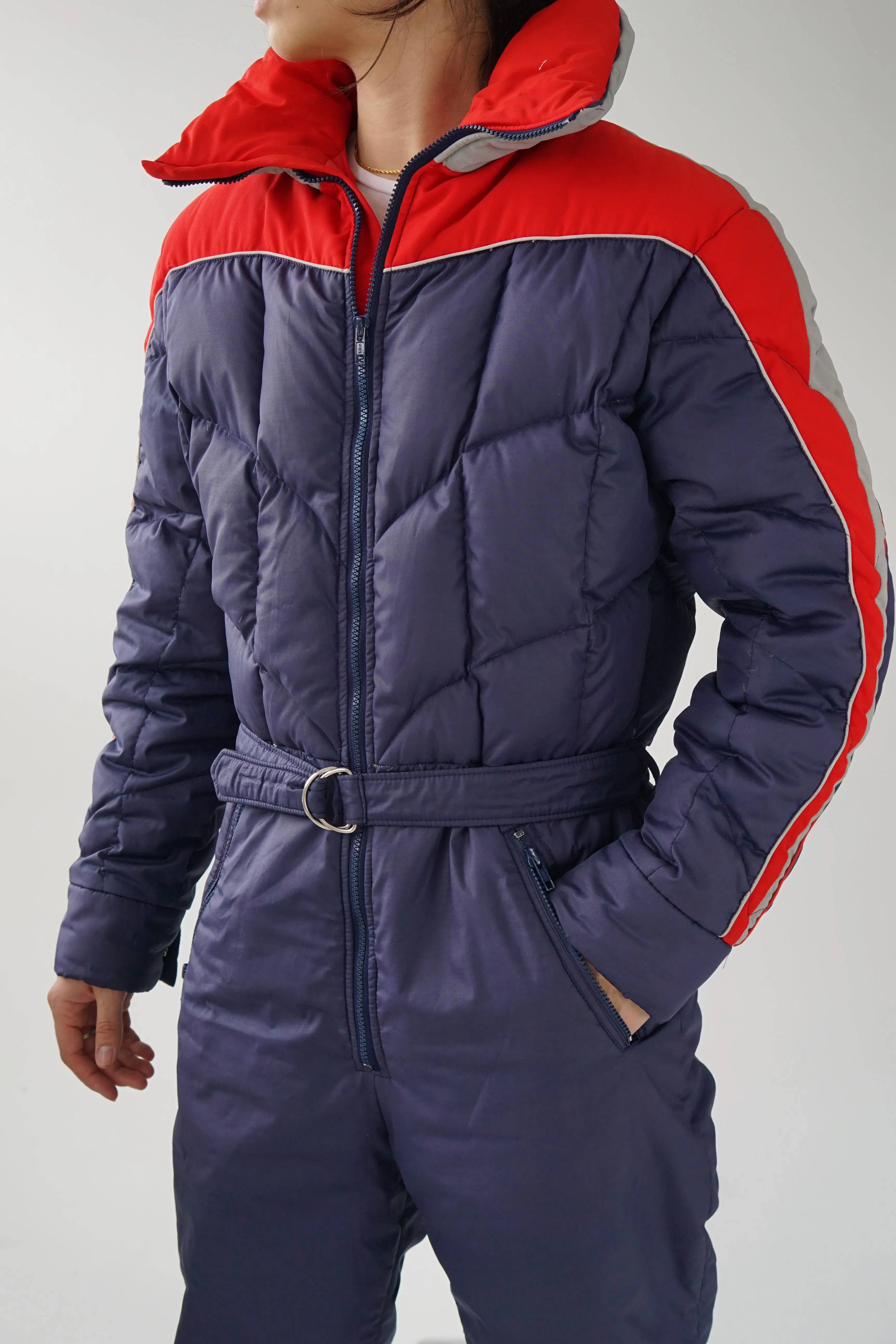 One piece vintage Ditrani ski suit, snow suit en duvet rouge et bleu pour homme taille 42 (M)