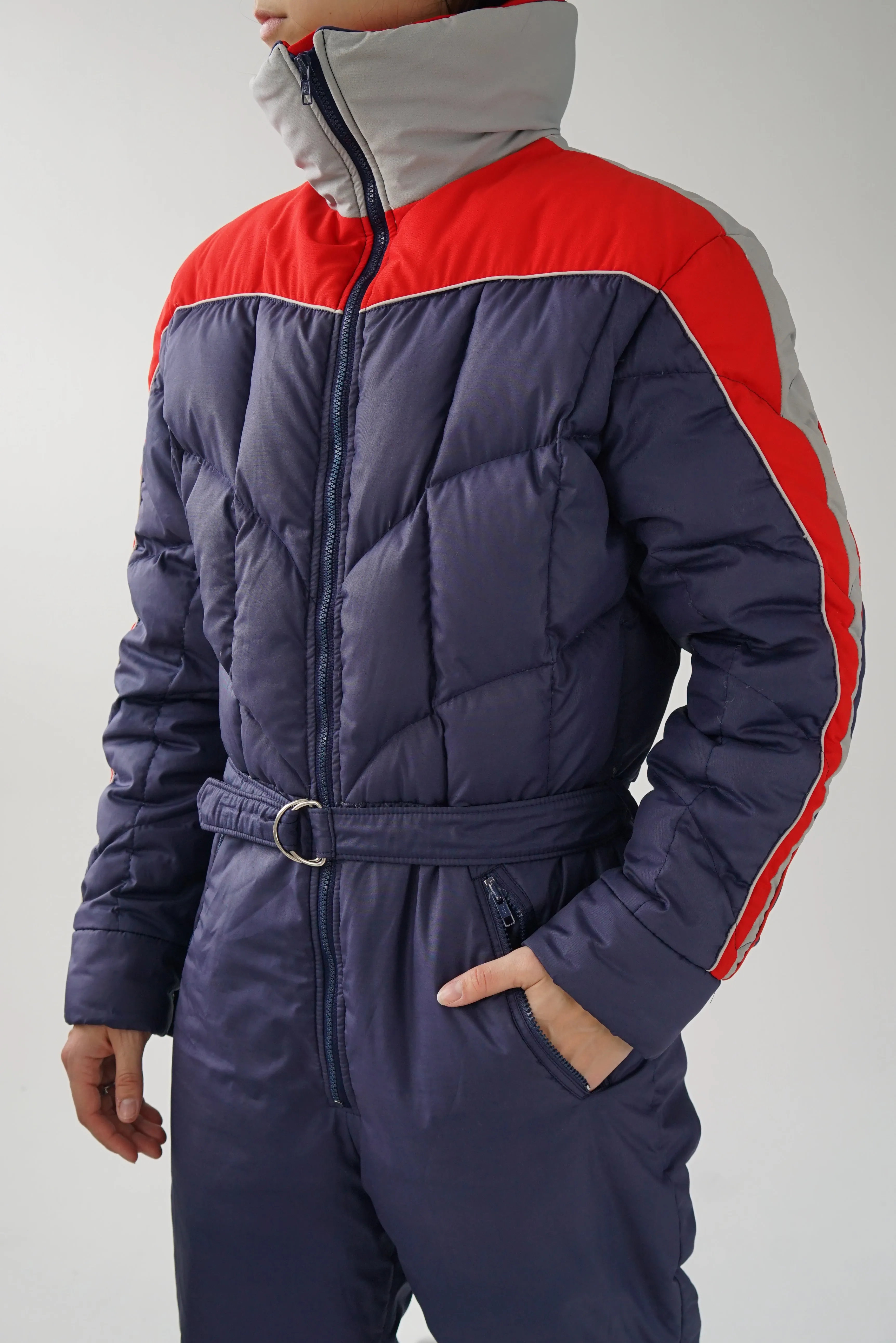 One piece vintage Ditrani ski suit, snow suit en duvet rouge et bleu pour homme taille 42 (M)