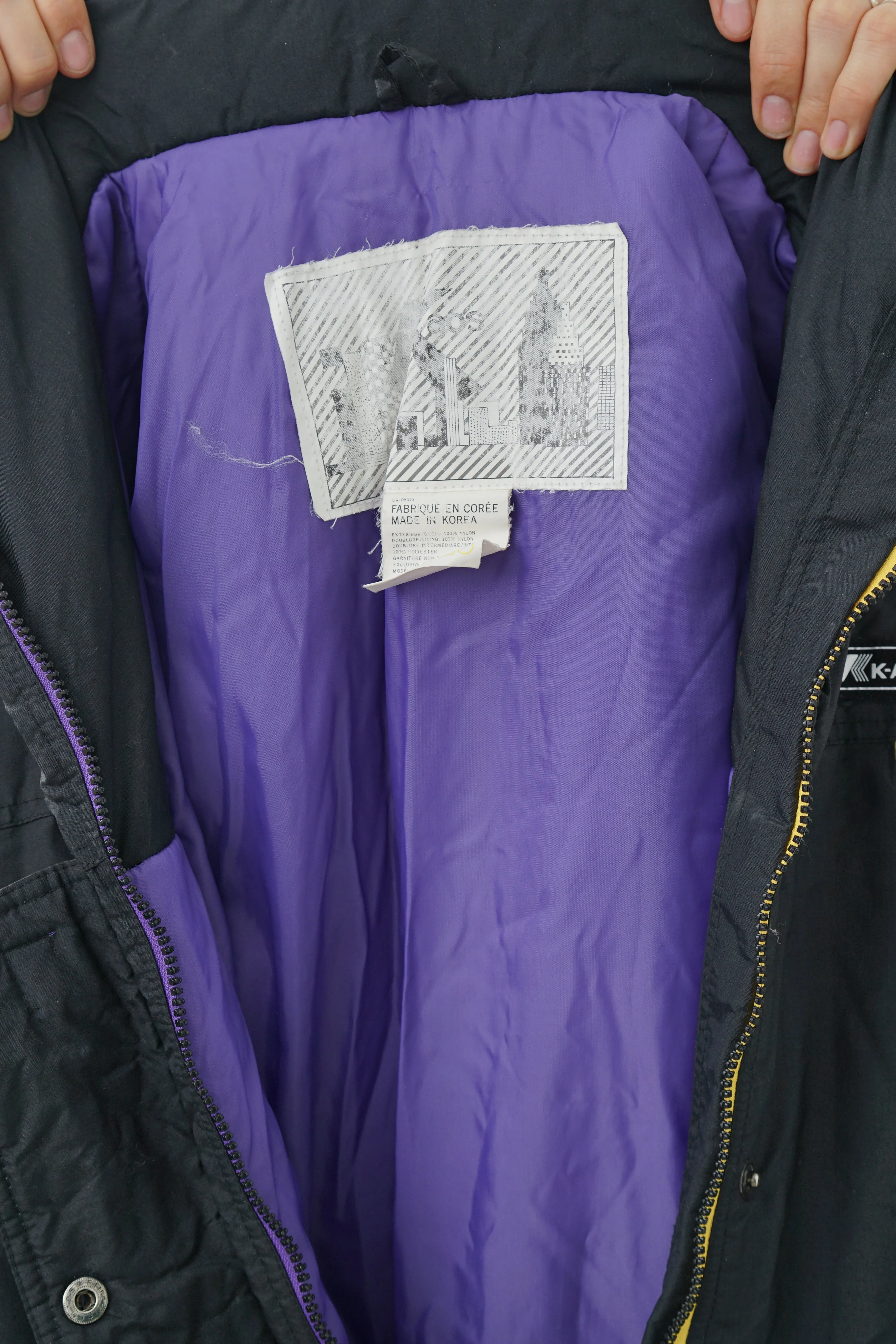 One piece vintage Kaos ski suit, snow suit noir avec mauve et jaune unisex taille 7-8 (XS-S)